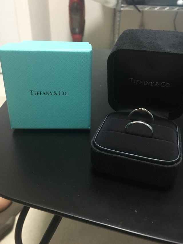 女性用は中央に小さなダイヤが3つ付いています。