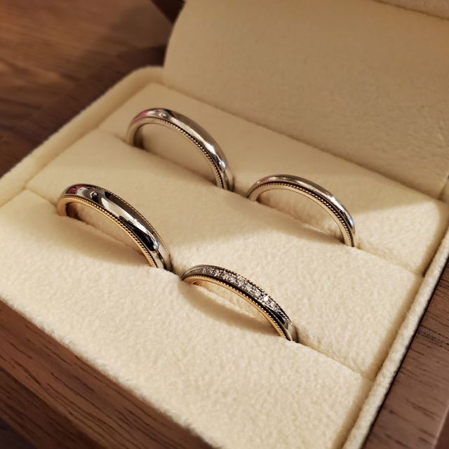 ミル打ちにダイヤを斜めに11石埋めこんだデザイン。