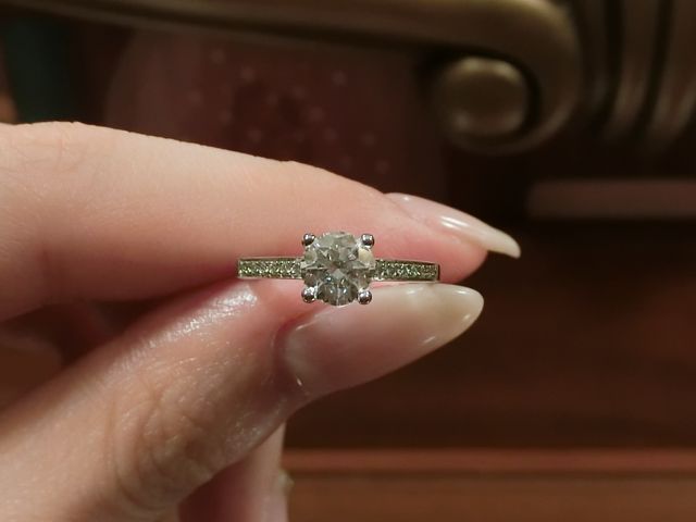 大粒ダイヤの周りに、小さいダイヤが左右7粒ずつ付いています