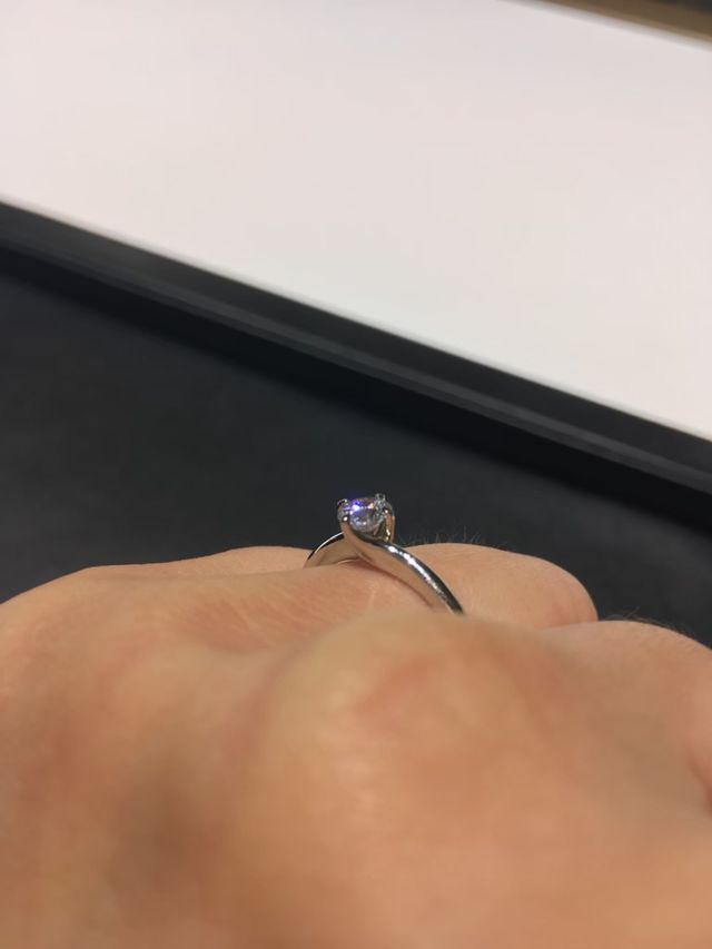 この指輪のおすすめポイントである、横から見たときの写真です