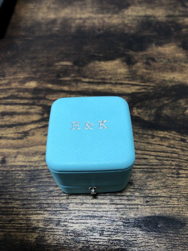 ブライダルフェア中なら、イニシャルを彫ってもらえます。