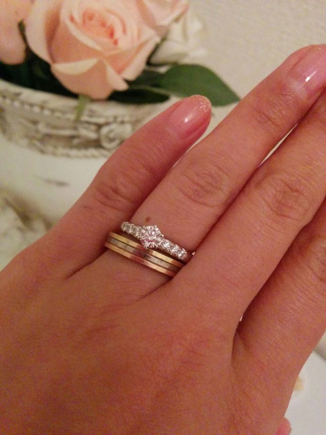 上が婚約指輪で下が結婚指輪です