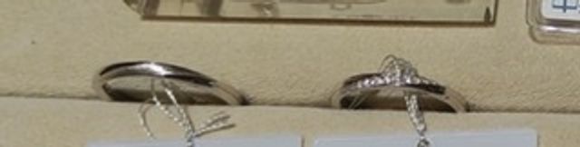 仕事場でも使える上品で程良く華やかな結婚指輪です