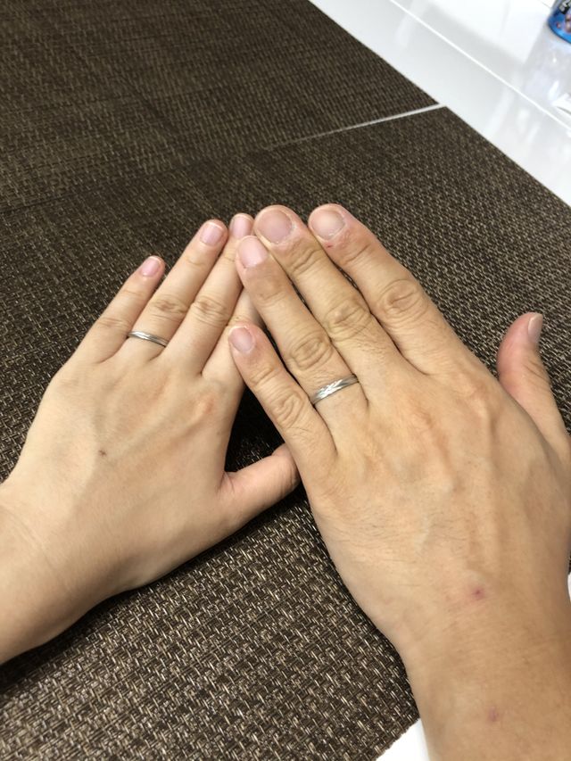 紅葉のような手の私と関節が太くてゴツい彼に合う指輪です