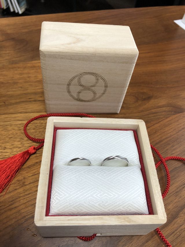 素敵な木箱がついてきます。