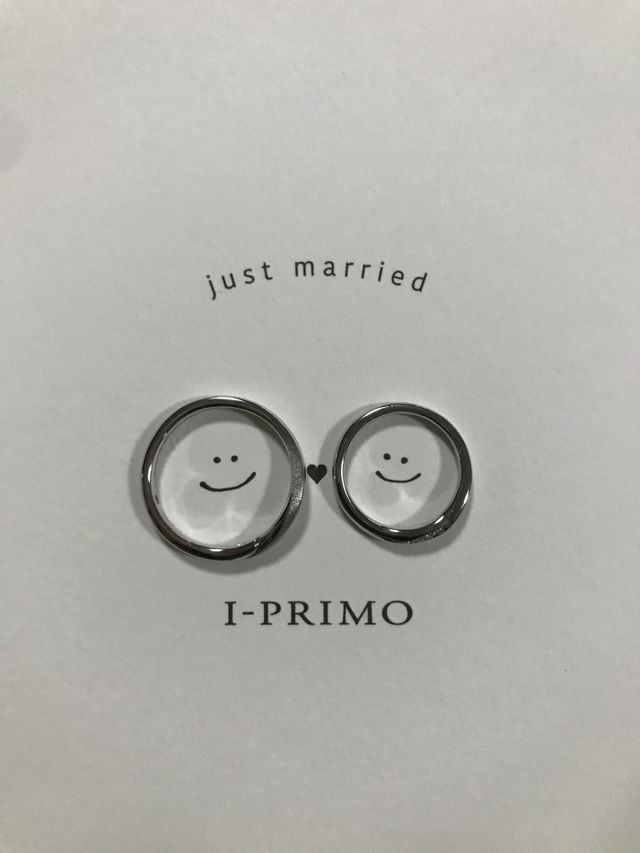 写真撮影用にハガキサイズの用紙に指輪を乗せて撮りました。