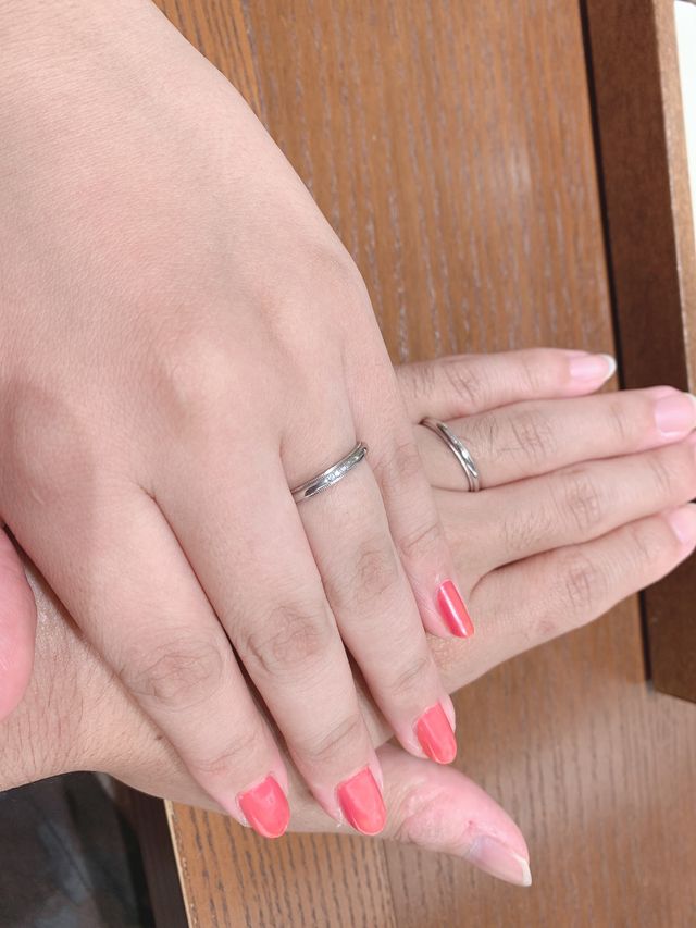 ストレートでミル打ちのデザインです。