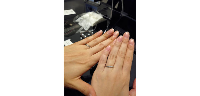 ストレートでウェーブにダイヤの入ったデザイン