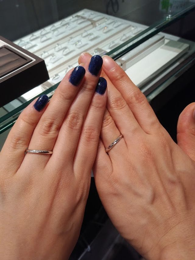 ストレートにゆるかなウェーブのデザイン