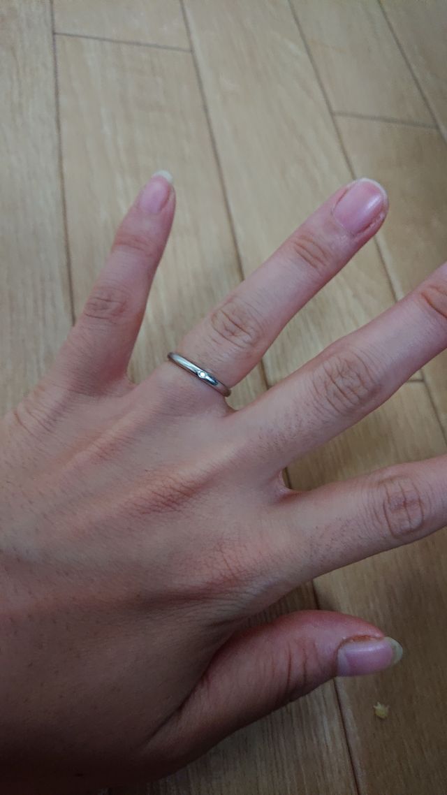 ダイヤを１粒埋め込みで入れました。