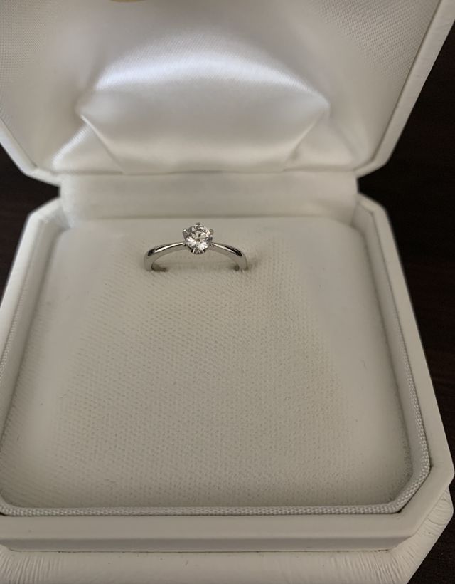 ストレートの一粒ダイヤの婚約指輪です。