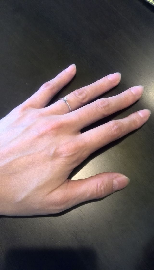 「小さい！」と言われた石ですが、慎ましくて気に入っています。