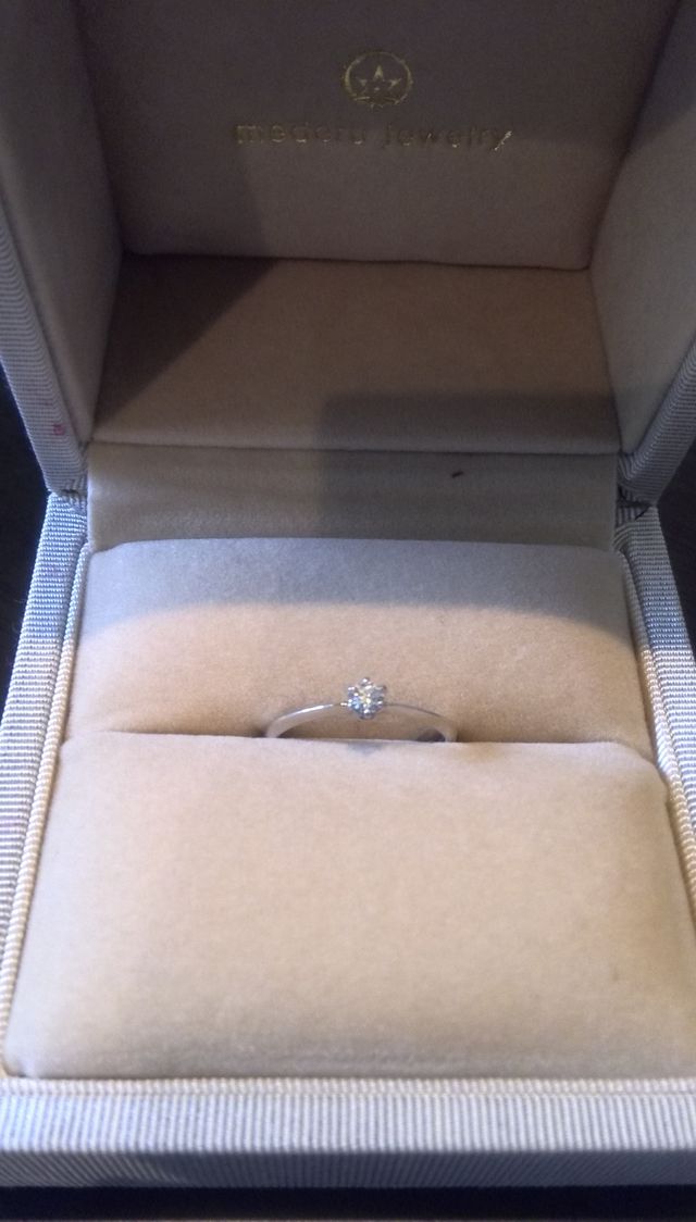 お呼ばれの時などに、結婚指輪と重ねづけします。