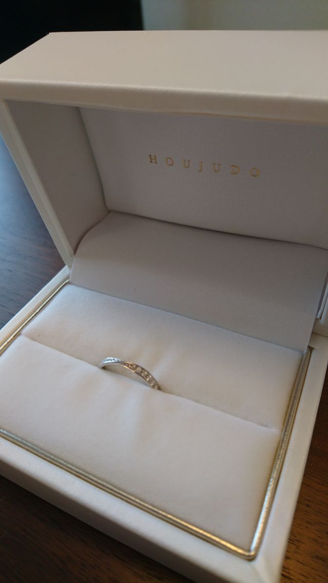 メレダイヤがちりばめられているリボンの形のようなデザインです