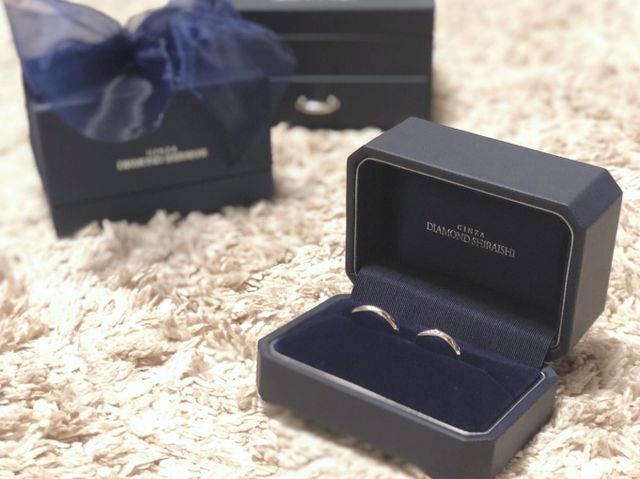 お揃いのデザインの結婚指輪と、ジュエリーボックス