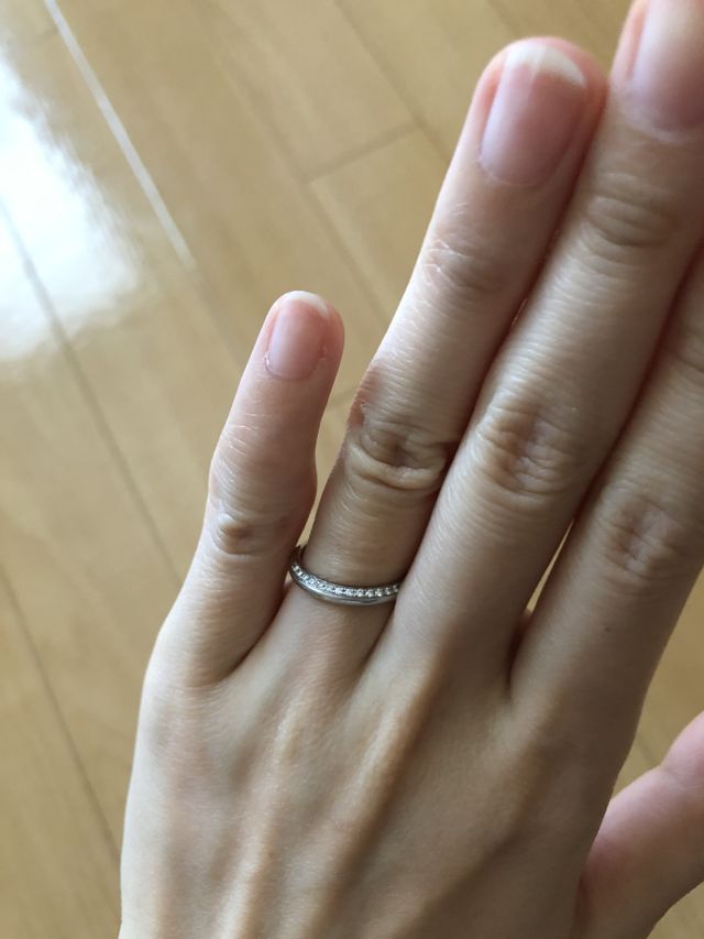 指輪の上半分(つける向きによっては下)にダイアがついています