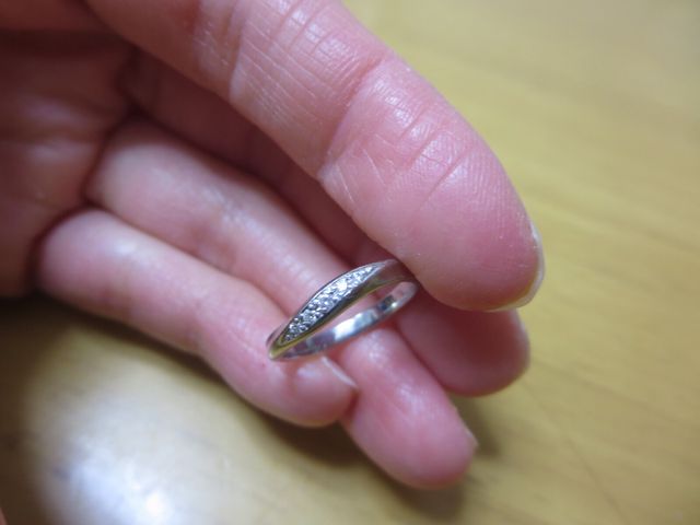 ダイヤモンドが3石はめ込まれています。