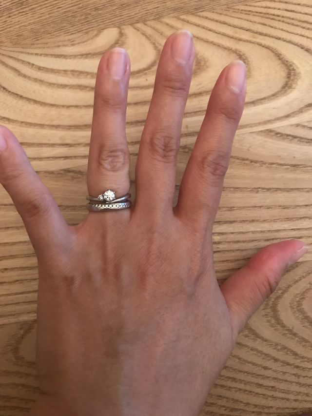 指輪の裏に入籍した日お互いの名前と誕生石が埋め込まれています