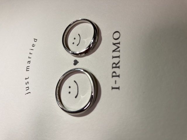 二人の結婚指輪です。写真用に可愛い台紙がもらえます。