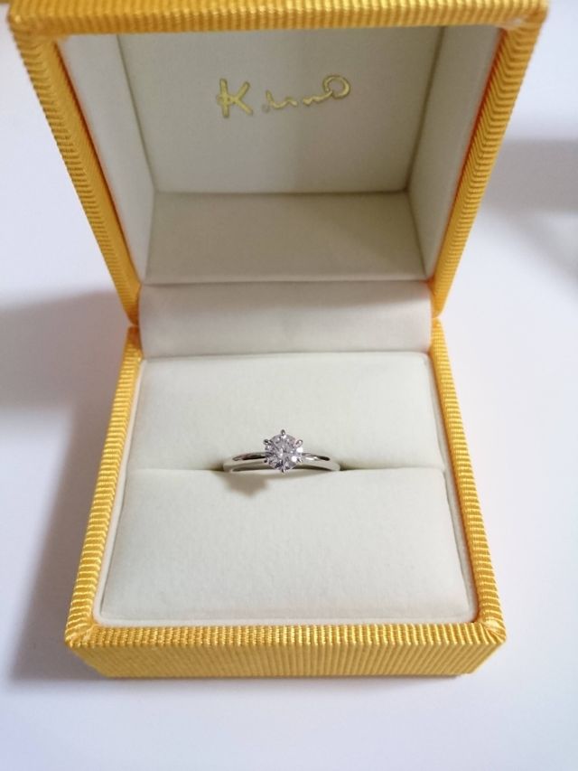 “王道の婚約指輪”というようなデザイン。