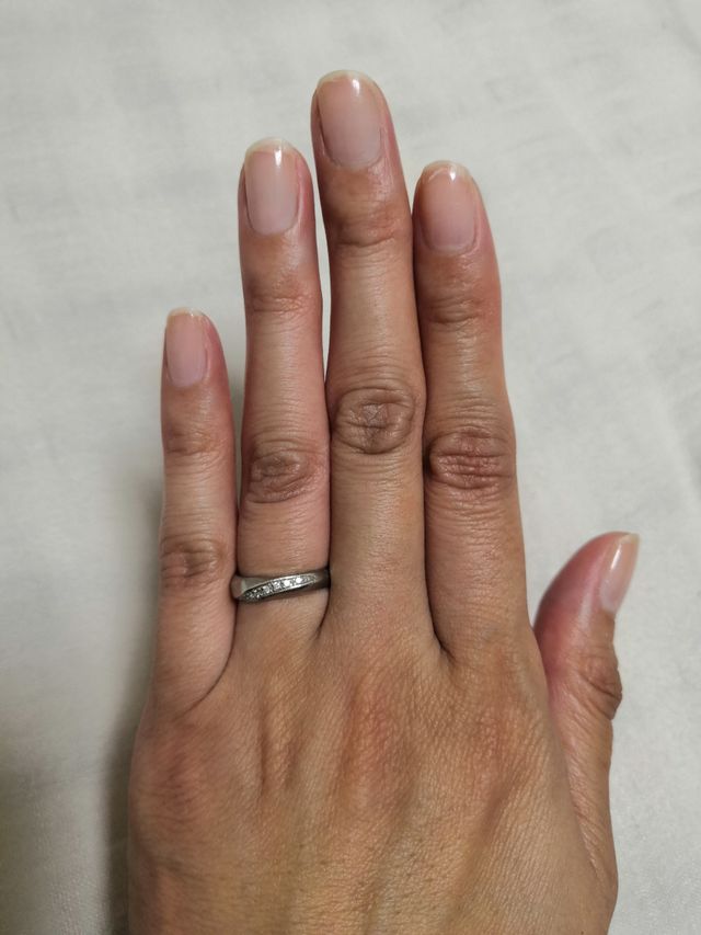 少しだけ太めのリングと、ウェーブ状のダイヤが気に入りました。