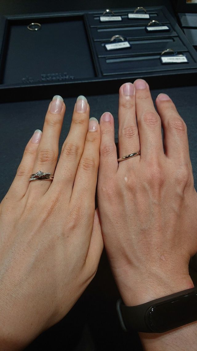 婚約指輪とセットでつけやすい指輪です