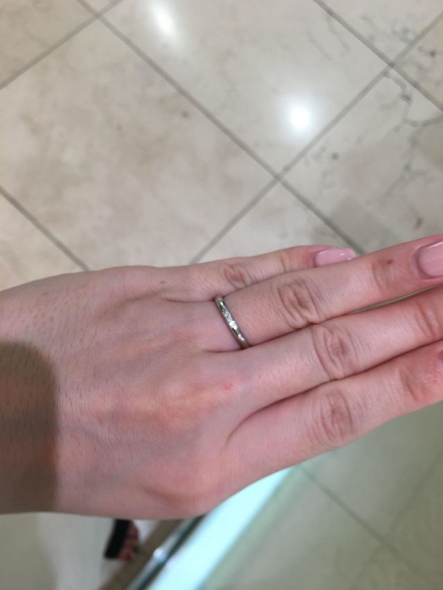 シンプルだけどダイヤの輝き・存在感はしっかりあります。