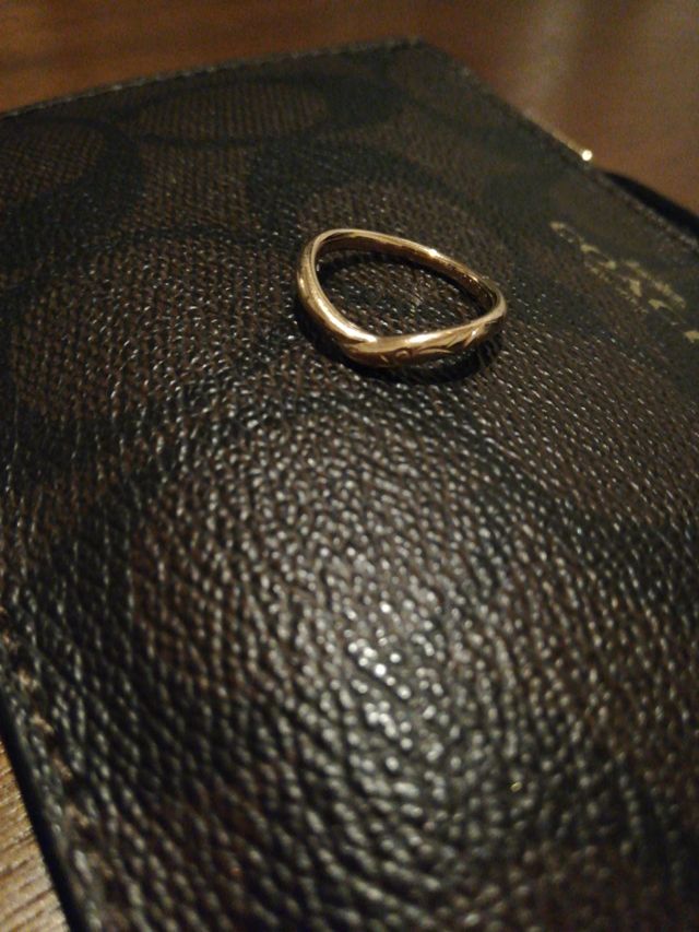 結婚指輪です
向かって右側に「A」が彫ってあります