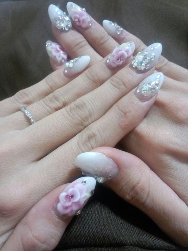 結婚指輪で小さいダイヤが3つ並んでシンプルなデザインです。