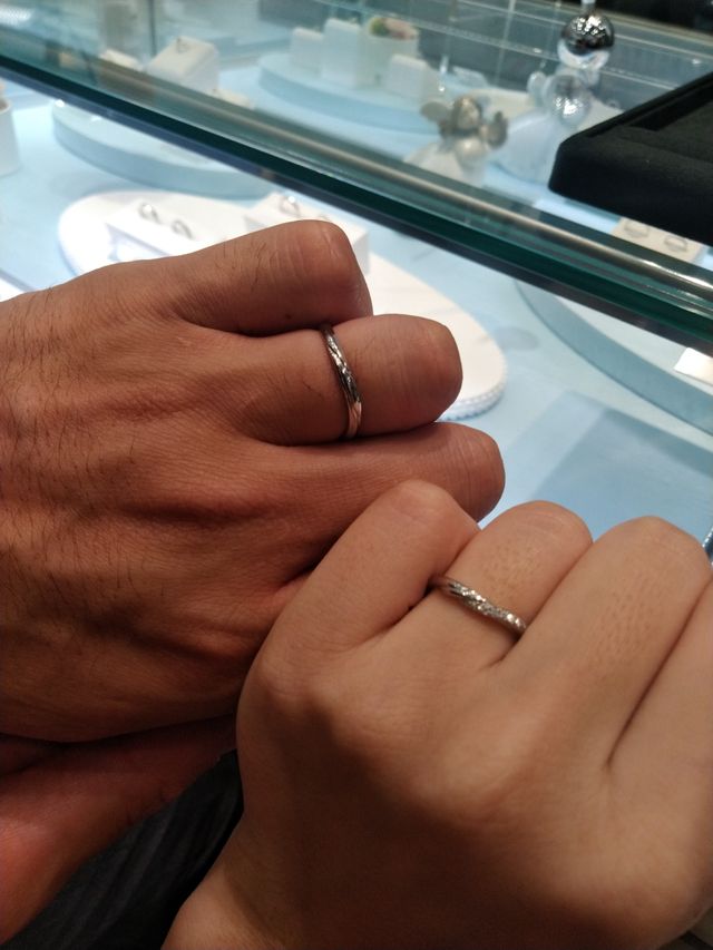 斜めにダイヤが入っており、ねじり要素もあるため華やかに感じる