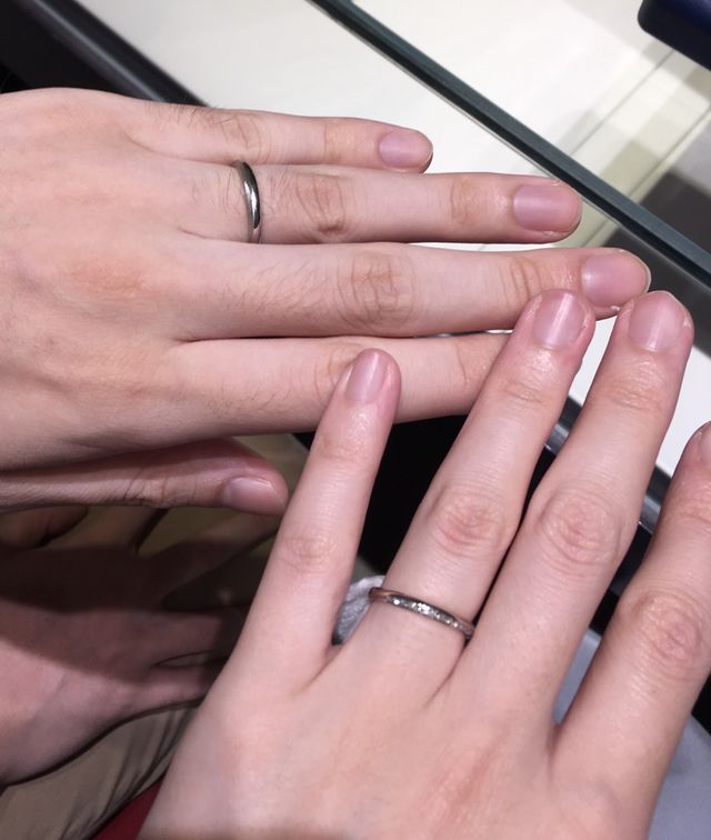 幅半分にダイヤが散りばめられている。華奢なデザイン。