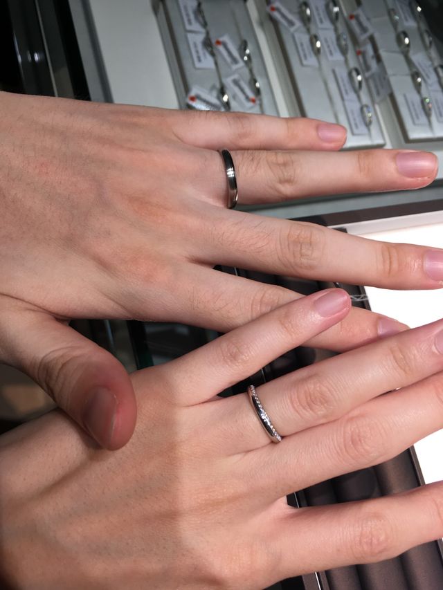 幅半分がキラキラした指輪。