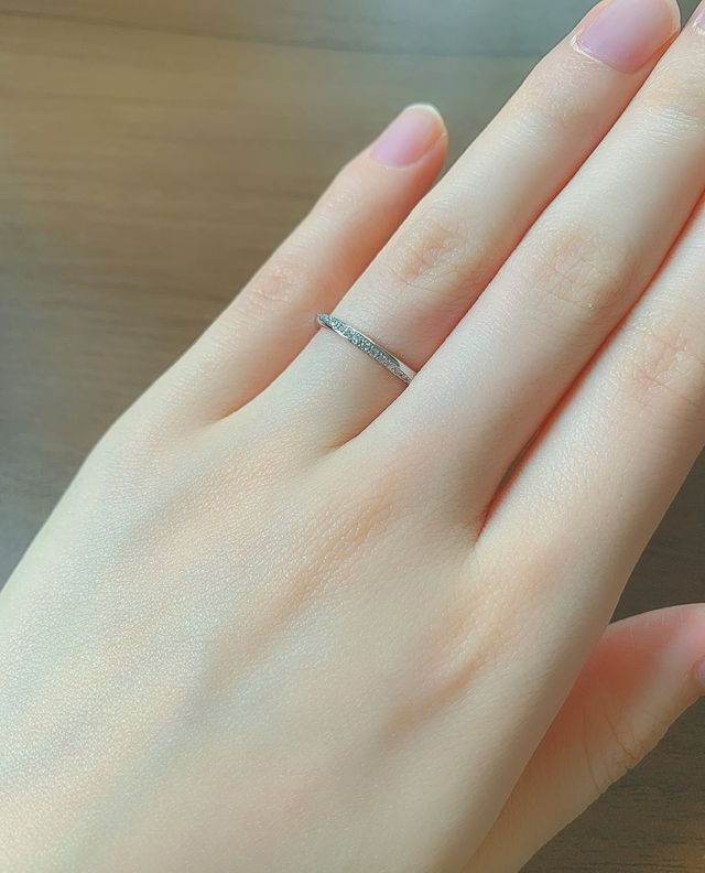 どの角度から見てもダイヤモンドがキラキラと輝いています。