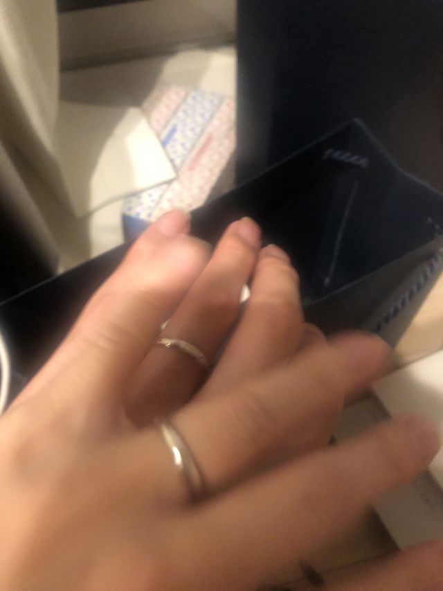 内側にお互いの誕生日のカラーストーンイニシャルを1文字入れた