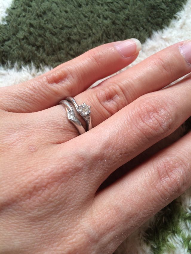 ふたつを重ねて付けられるデザインが気に入りました。