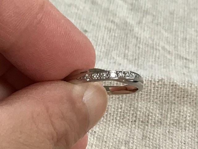 小さいダイアモンドと裏側に誕生石がついてます。