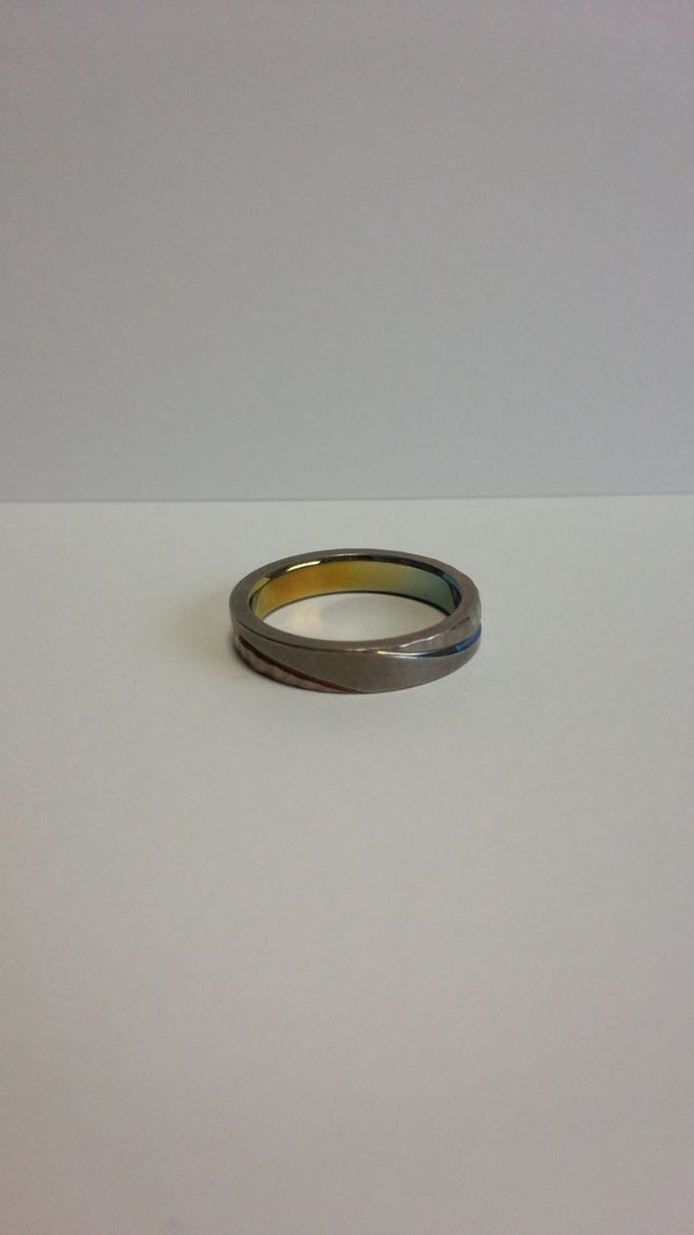 側面のラインと内側にカラーを入れてもらっています。