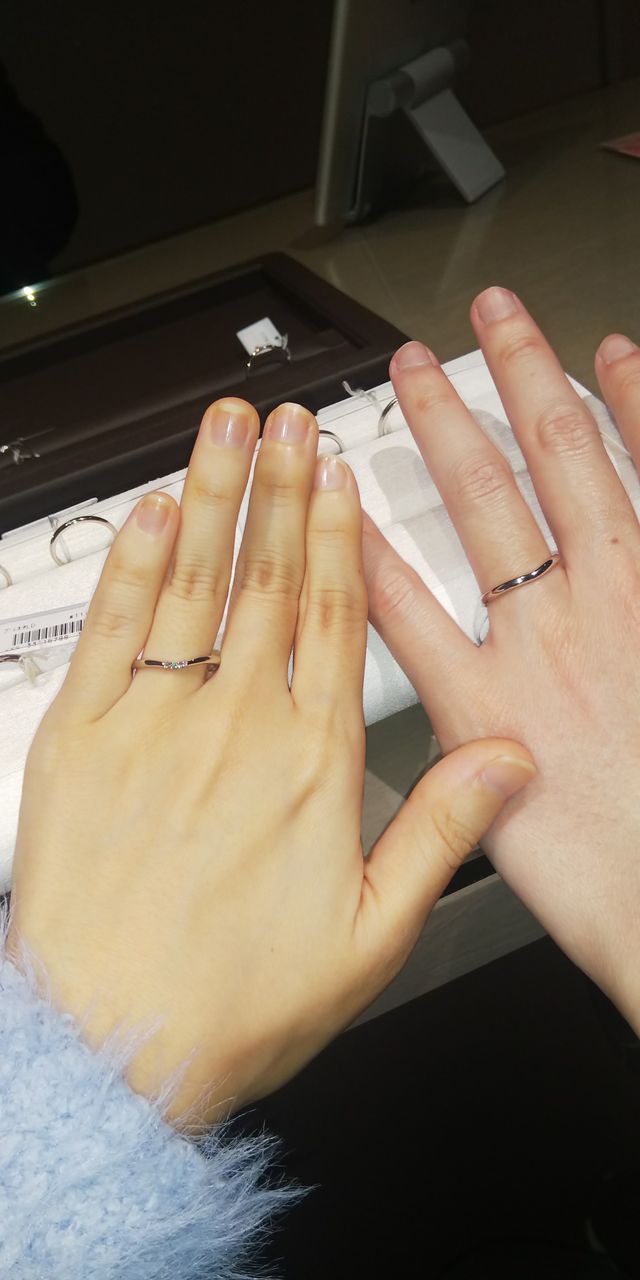 ブイのデザインのプラチナの結婚指輪