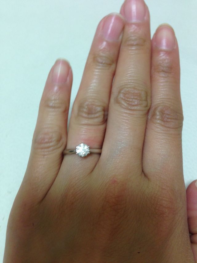 シンプルな立て爪リングです。