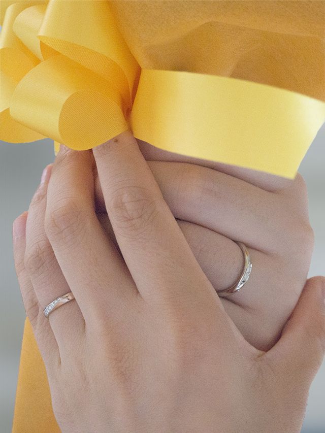 当日サプライズでいただいた花束と共に