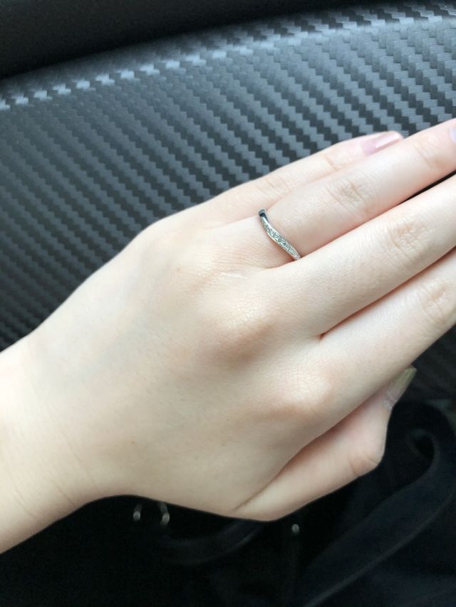 自分から見る角度では石がキラキラと輝いています。