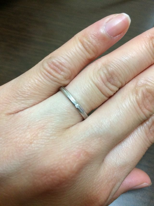 中央メレ、小さなダイヤ付きです。