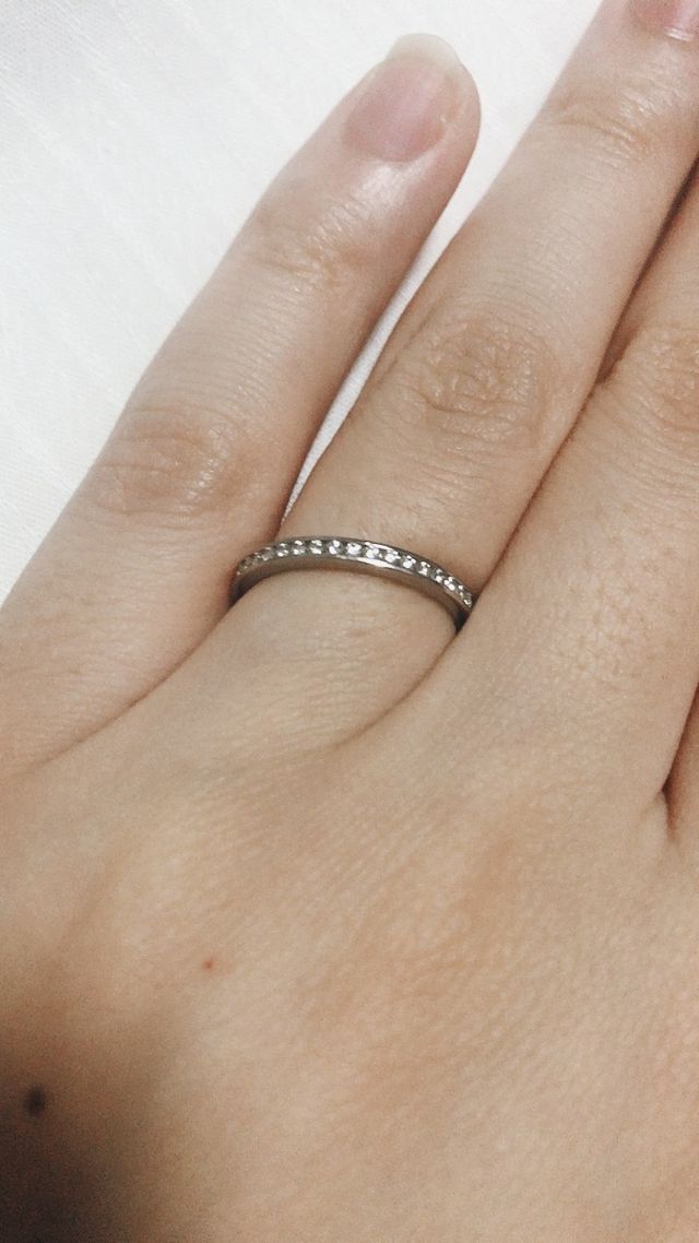 結婚指輪と重ね付けで普段から着けていたかったのでレール留め