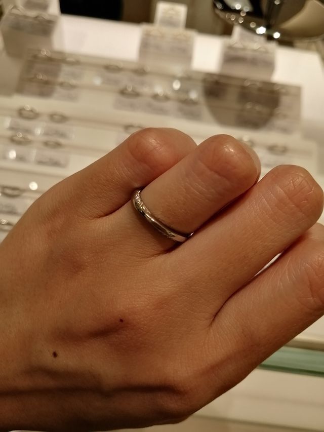 指輪の上(下)側から見ると、メレダイヤの輝きがより分かります