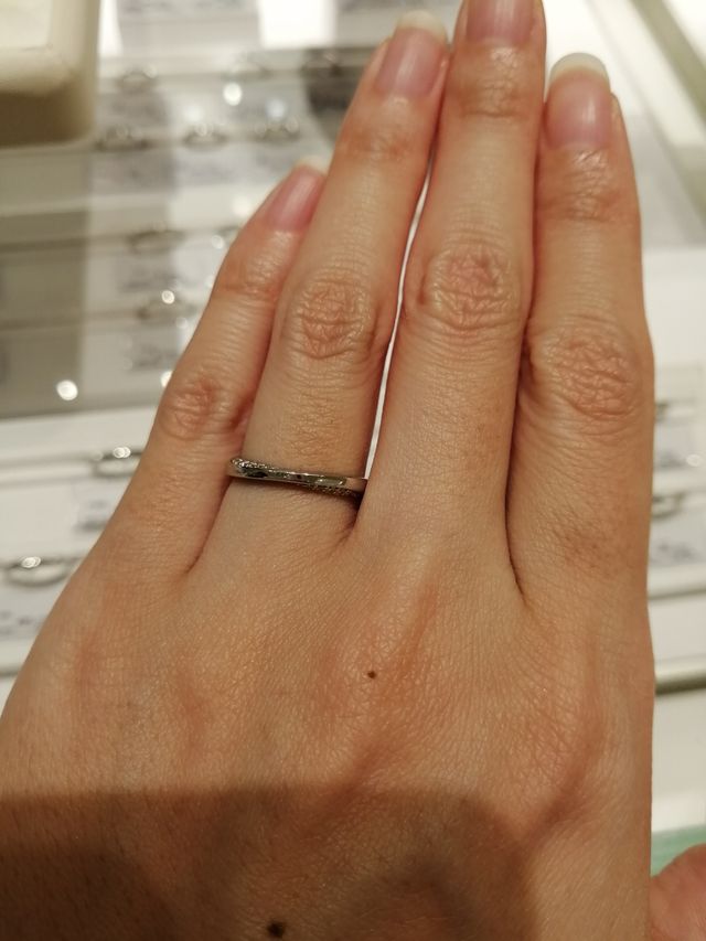 右上と左下にメレダイヤが埋め込まれています