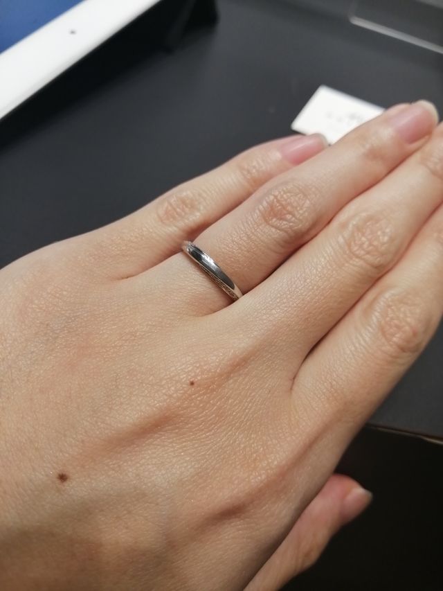 リングの上側と下側にメレダイヤが埋め込まれています