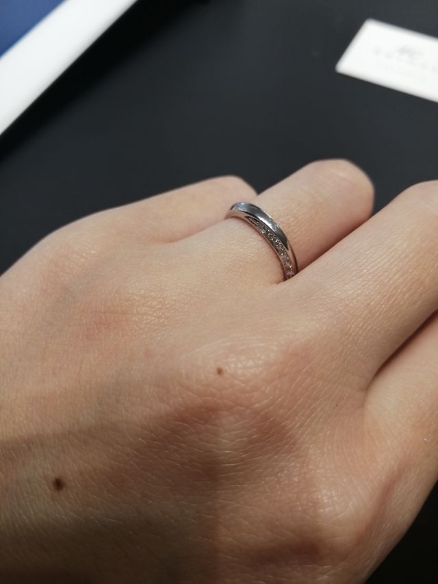 下側から見ると、メレダイヤが埋め込まれているのが分かります