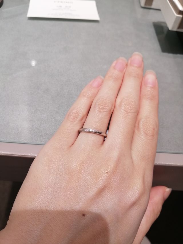 流れるように埋め込まれているメレダイヤがとても綺麗です