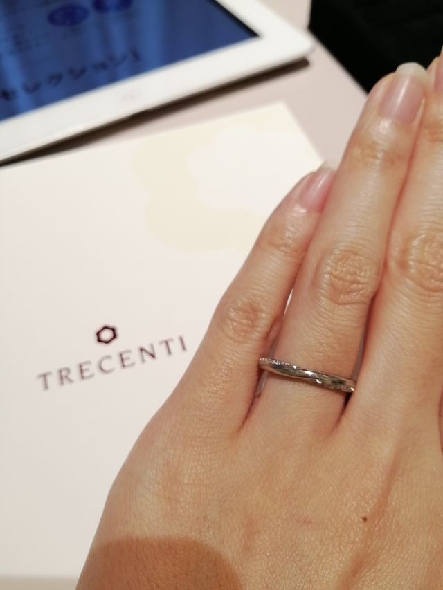 リングの上側と下側にメレダイヤが埋め込まれています