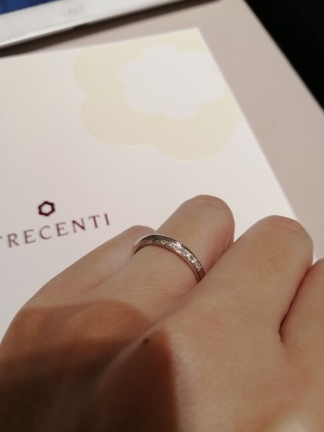 下(上)側から見ると、メレダイヤの輝きが際立ちます